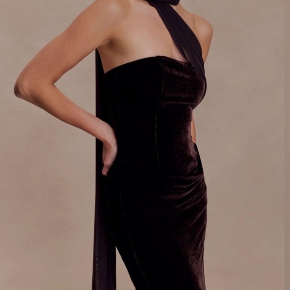 Elegant Black Halter Dress - Picture 3 of 6